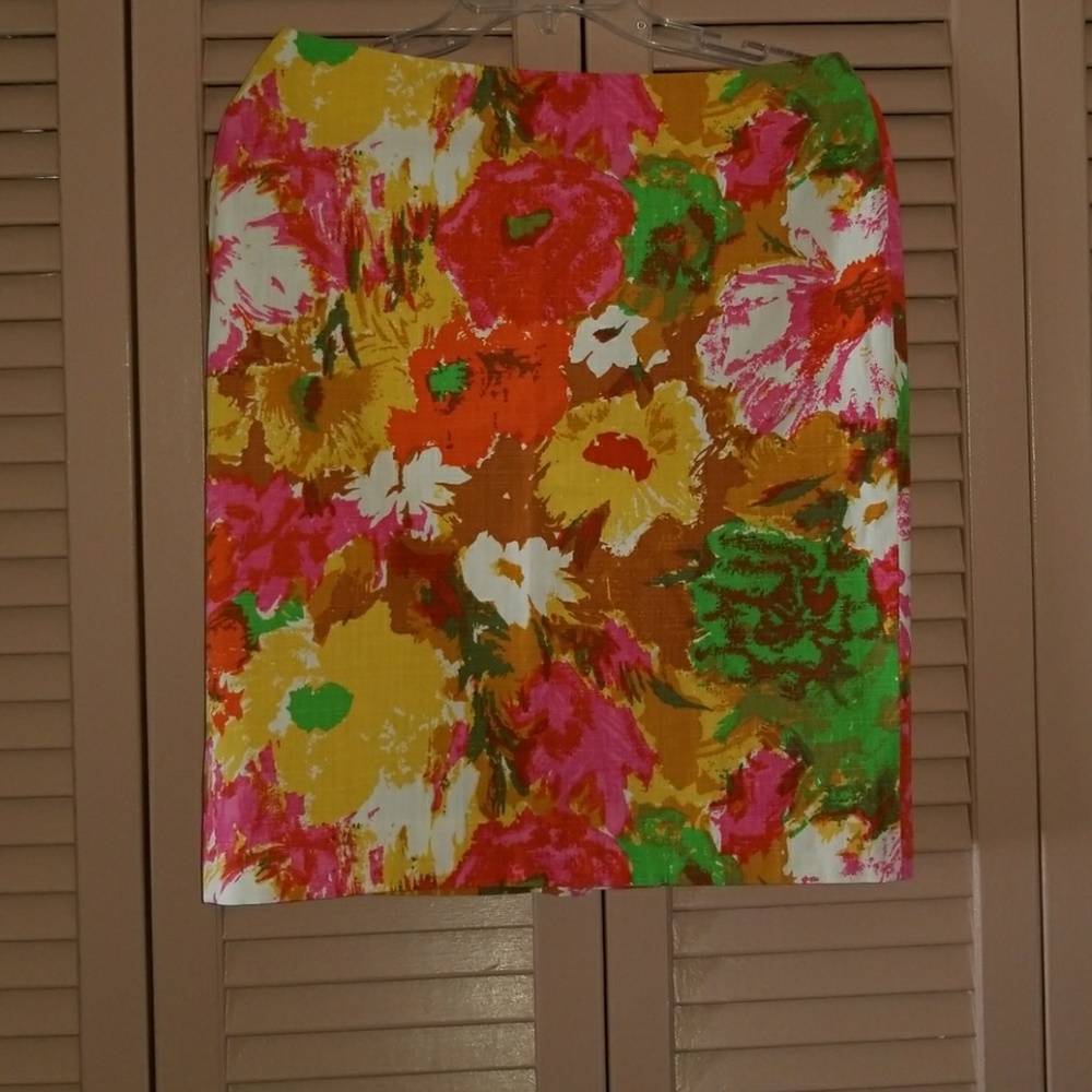 *5 items under $10 for $20* Floral Talbot skirt